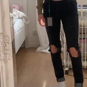 Svarta nya jeans med hål vid knäna. Helt nya. Jag har vikt dem eftersom  de är lite långa på mig. (Jag är 160cm). För bara 40kr. 💕