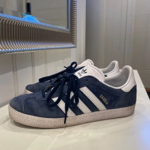 Adidas Gazelle skor - Jättefina! Men de är tyvärr för stora då jag har strlk 38💓