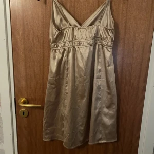 guldklänning i silke - så skön, silke guld klänning / nattlinne !