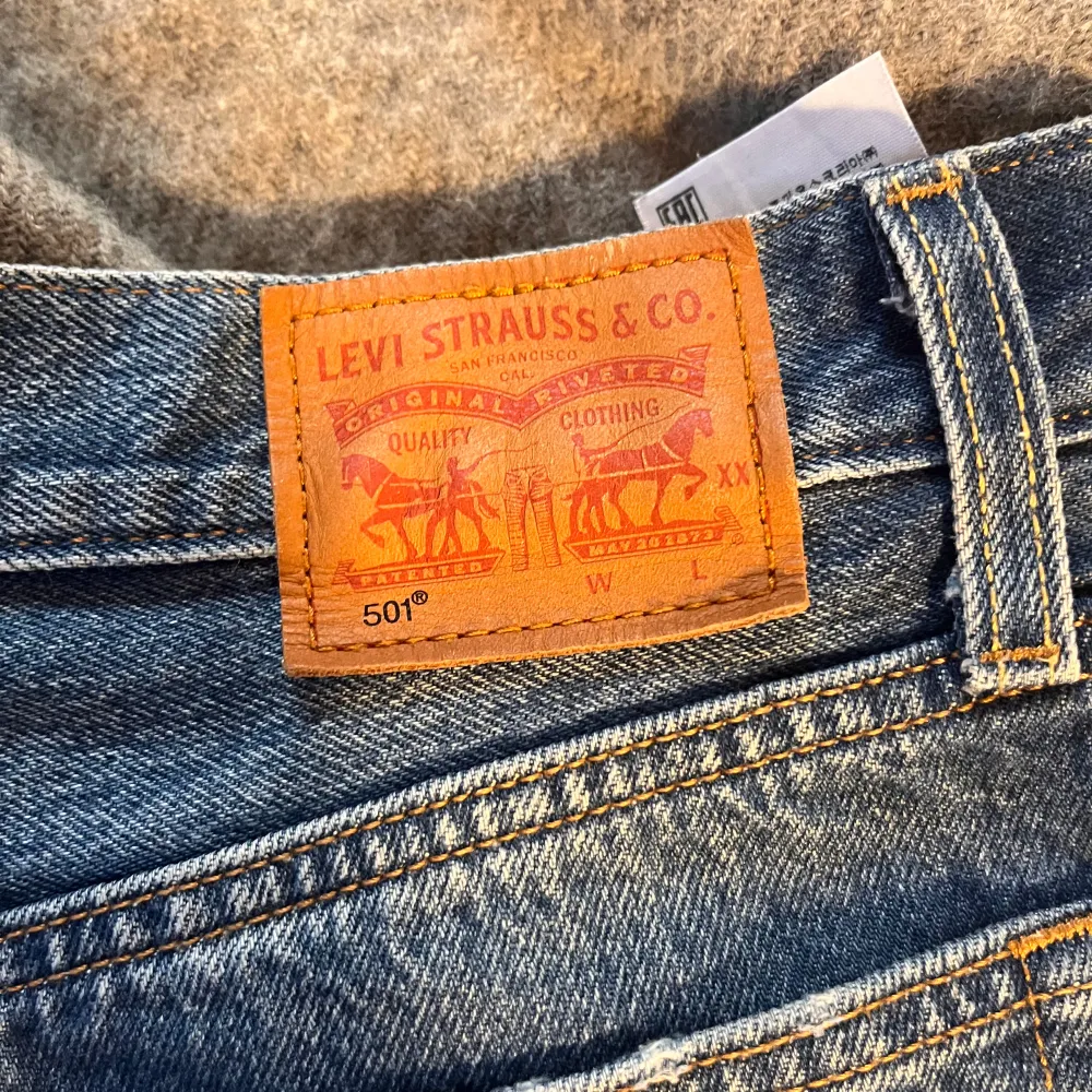 Jätte fina Levis shorts dom är i modell 501. Använda Max 4-5 ggr då dom inte passar mig längre . Jeans & Byxor.