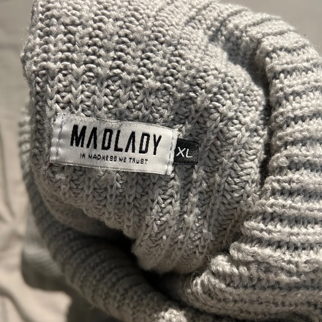 Grå stickad klänning  - 91