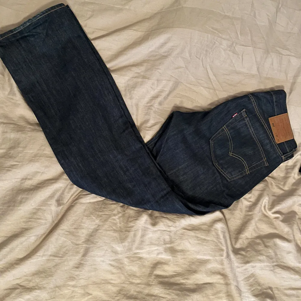 Säljer dessa levis 501 i storlek 32 32 då de inte passar mig. Dom är i skick 9/10. Knappt använda! Fler bilder finns med passform osv. Pris kan diskuteras.. Jeans & Byxor.