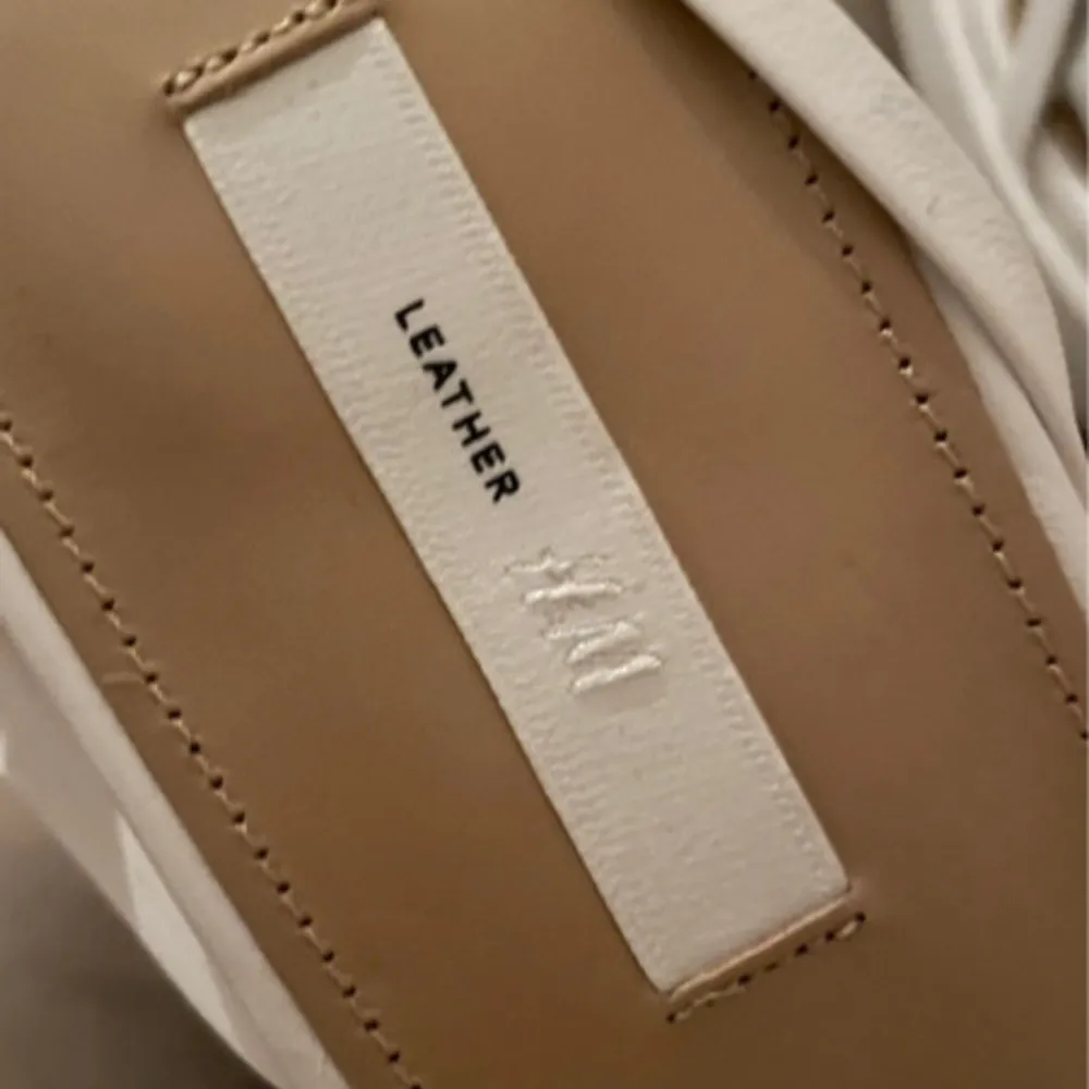 Säljer ett par oanvända vita klackar i äkta läder från H&M, passar bra inför semestern 🤍. Skor.