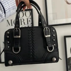 Zara väska - Superfin väska från zara som liknar zadig & voltaire sunny bag, kommer även ett axelremsband med!💕Kan skicka fler bilder