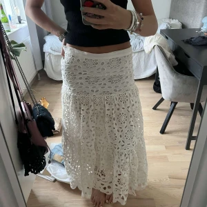 Zara kjol - Snygg kjol från zara som tyvärr är för liten, jättebra skick. Sitter som en xs 