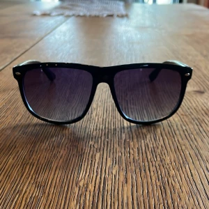 Identiska Solglasögon - Ray-Ban Boyfriend - Säljer dessa stilrena solglasögonen, som är identiska med Ray-Ban Boyfriend modellen. Dessa är perfekta för sommaren så passa på att köpa