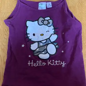 hello kitty linne, är egentligen barnstorlek men passar som en baby tee. inga defekter!