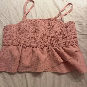 Rosa linnen  - Säljer mitt rosa linne ifrån shein i stolek s. Nästan aldrig användning. Jag säljer den för 30kr. Köparen står för frakt.