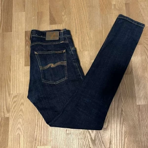 Nudie jeans  - Säljer nu dessa fett snygga Nudie jeans i trendig blå färg. Modell Thin finn. Skicket är 9,5/10 och är använda 2-3 gånger. Personen som är på bilden är 184cm lång och väger 70kg. Pris kan gå ner vid snabb affär. Tveka inte på att kontakta vid frågor🙌