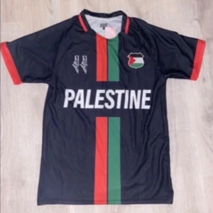 Palestina T-shirt  - Finns i alla storlek, 50 kronor av varje såld T-shirt doneras till Gaza.