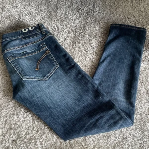 Dondup george - | ”Dondup George” | Skick: 10/10 | Storlek: 30 | Nypris: 3999 | Vårst pris: 899| Skriv om ni har några frågor eller funderingar!