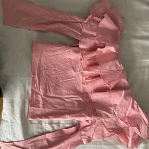 Supersöt topp!! - Så fin tröja till sommaren, jättefin rosa färg med volang!!🥰🥰