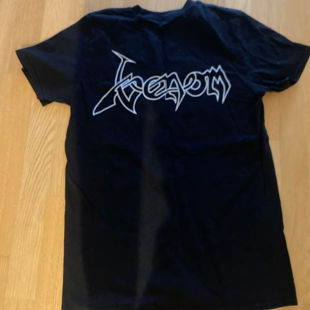 Säljer min as coola venom tröja för den inte kommer till användning längre! Kom gärna med frågor 🤗. T-shirts.