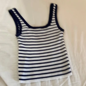 Randig stickad top - Säljer denna jätte fina randiga toppen. Den är köpt på hm för 150, säljer pågrund av att den inte är min stil. Skriv för fler bilder och eventuella imperfektioner. Går att pruta, använd köp nu, köpare står för frakt.