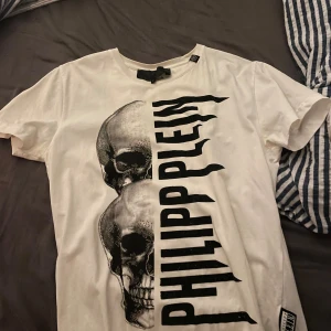 Philip plein t shirt  - Storlek M Äkta nypris 2500kr Säljes pga växt ut  ÄKTA 