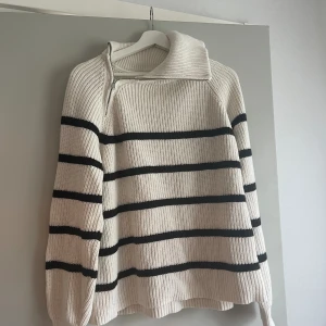 Stickad tröja  - Säljer denna stickade tröjan, aldrig använd, nypris 799kr, säljer för 200kr, bra material: 60% bomull 30% polyamid 10% ull🌸