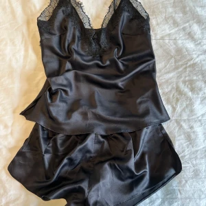 Myskläder  - Ann Summers lingerie set, Xs men kan upplevas lite stor om man e kortare vilket är varför jag säljer de. Använt en gång.  