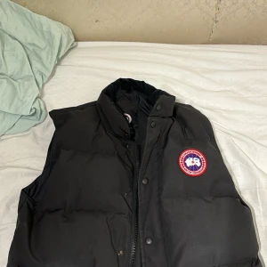 Canada goose freestyle crew vest - Använd i ny skick rök fri har knappt tappat färg har haft den i 4 år