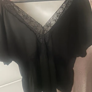 Blus  - Säljer denna svarta blusen med spets då jag inte använder den så mycket 💞