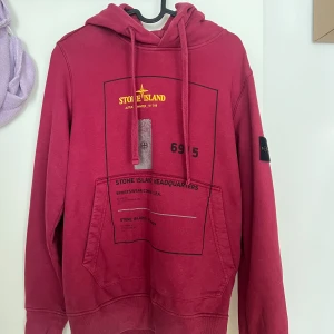 Stone Island Hoodie - Hoodie från Stone Island med reflektivt tryck. Storlek: M Skick: 7/10