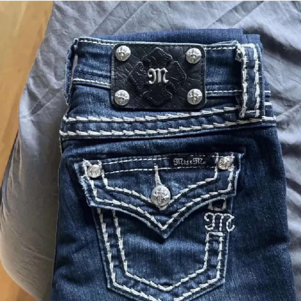 Hej! Säljer jätte fina miss me jeans, dom har inga skador eller defekter typ helt nya ! Dom e jätte vackra för sommaren nu, low waist, skit snygga! Önska dom passade mig men tyvärr inte längre :/. Jeans & Byxor.