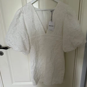 Showpo klänningen  - Eftertraktade klänningen från showpo. Aldrig använd med lapparna kvar. 