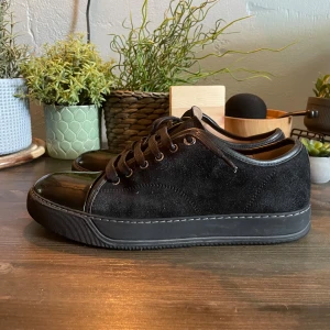 Lanvins Dbb1 svarta - Tjenna, säljer mina as feta svarta lanvins i topskick, skorna är size 41 men ska passa 42, tveka inte innan du hör av dig, priset kan diskuteras!