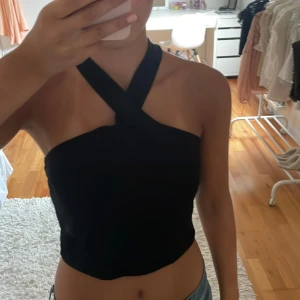 Sommar topp - En stilren och festlig svart sommar topp med korsade band. Den är knappt är använd och är från shein i storlek s🩷