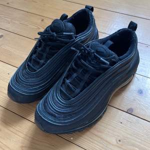 Air Max 97 Triple Black Köpta för ungefär 1700kr Säljer för att dom är för små nu Bra skick 8/10 Skriv om ni vill köpa