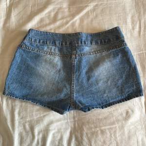 Jättesnygga shorts💗står storlek 42 men skulle säga att de mer är som 38 eller 40, vet ej märket, midwaist