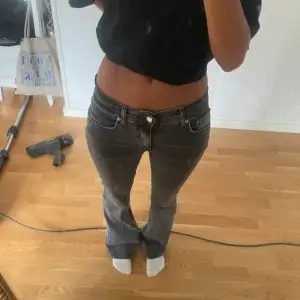 Low waist bootcut jeans i jättefint skick 💕  Lånade bilder!!💯💕