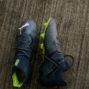 Fotbollskor - Säljer mina fotbollsskor i nyskick i elitmodellen Puma Future i strl 43. Skriv om ni har några funderingar:).