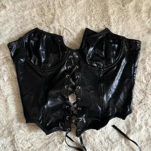 Goth topp🖤 - Köpt ifrån shein, den satt tyvärr inte så bra på mig❤️