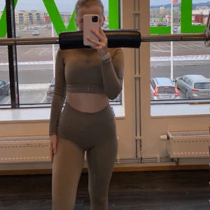 Aimn träningsset - Ribbat träningsset från Aimn i färgen Espresso