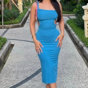 Blå klänning  - Använd 1 gång! Mycket fin one shoulder klänning med öppningar på sidorna vilket ger definitionen av en smalare midja!  Storlek S/M. Sitter som en smäck!  Köpt på ZAFUL 