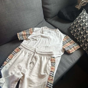 Burberry dress - Tjena, säljer nu denna feta burberry dress då den inte riktigt är min stil längre dock väldigt fet och perfekt inför sommaren! 