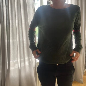 Vintage tröja - Militärgrön vintage tröja ifrån velvet💚😆 