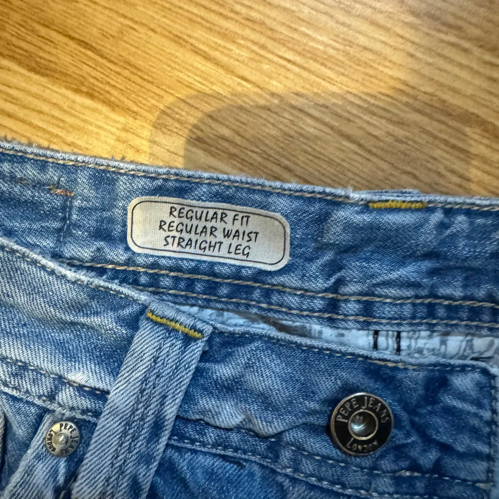 Oversized på mig som har storlek 36 i jeans, passar mig i längden som är 170. Jeans & Byxor.