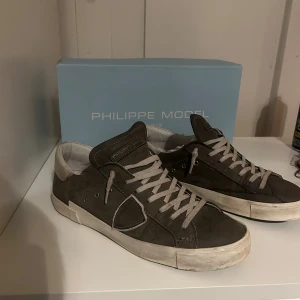 Philippe model skor - Säljer nu ett par feta philippe model i sällsynt colorway. inga defekter på skorna direkt, men tecken på användning finns, skorna är strl 42 men passar 43. skriv för fler bilder eller funderingar!🙌