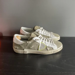 Philippe model - Säljer nu dessa riktigt snygga Philippe model skorna i storlek 43. Fint skick, slitningarna är design🌟  Skriv vid frågor eller funderingar 🤝