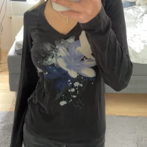 Svart tröja - Svart tröja som jag inte vet vart den är ifrån. Storlek M men skulle säga mer S och skick 9/10 knappt använd 