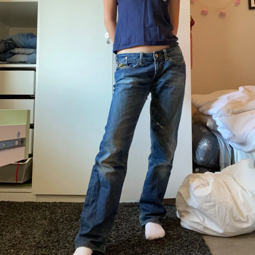 Säljer pga fel strl. Killah jeans strl 30 (midja) med roliga detaljer så som söta knappar och text på fickor. Hål i ena fickan bak men ej genom hela jeansen. Slitningar men ej hål på innersida låret. 86cm midja, innerben 76cm. Jag är 169cm 🍓. Jeans & Byxor.