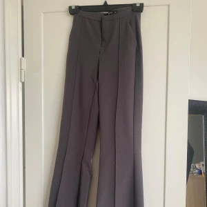 Kostymbyxor  - Lågmidjade och utsvängda