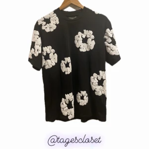 Denim Tears T-shirt - Säljer denna denim tears t-shirten som är köpt på second hand i Japan, skicket är 9/10 och utan skador alls, endast testad av mig. Storlek M o passar mindre samt större beroende på vilken passform man föredrar. Nypris ca 3k. Skriv vid minsta fråga!🙋🏻‍♂️ 