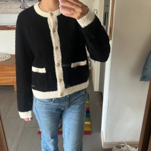 Kofta - Här har vi en populär kofta med knappar! Den är i bra skick endast använd en gång! Original pris 500kr men säljer för 150kr!!