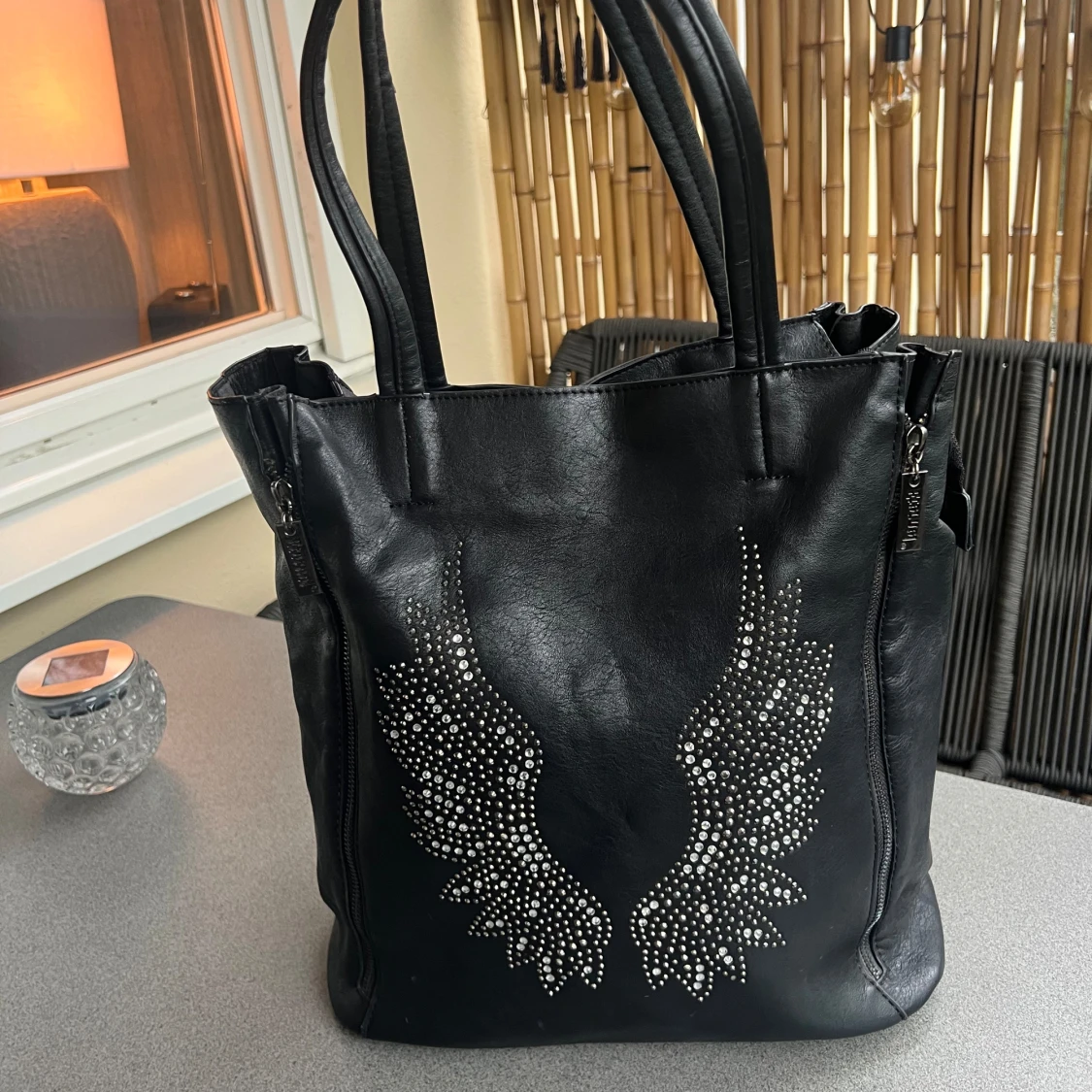 Svart väska med vingar 