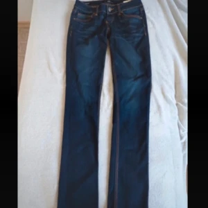 LTB jeans  - LTB jeans i storlek 26/32. Passar mig perfekt som är 1,69 cm lång. Jättefint skick, säljer då de är lite för tajta på mig.