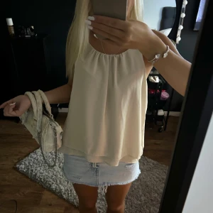 Volangblus  - Superfint volang linne, storlek L men passar mig som är xs/s💋