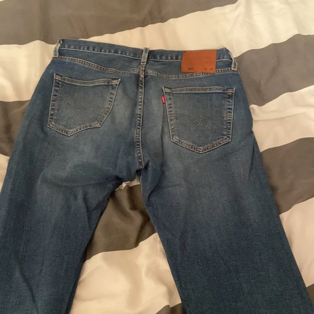 Levis 501 jeans blå, aldrig använda för små för mig, storlek 32/30. Kan frakta. Jeans & Byxor.