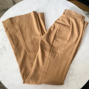 Kostymbyxor - Ljusbrun kostymbyxa från Zara. Jättesnygga men tyvärr för små för mig.  Storlek M, men passar bättre som S.  Fint skick, förutom att de är lite noppriga på insidan av midjebandet och på högra sidan fram (se sista två bilderna!)💚